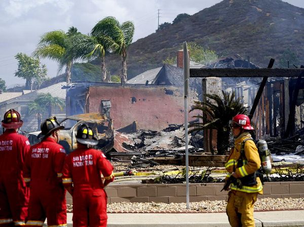 Potret Evakuasi Korban Pesawat Jatuh di Permukiman California AS