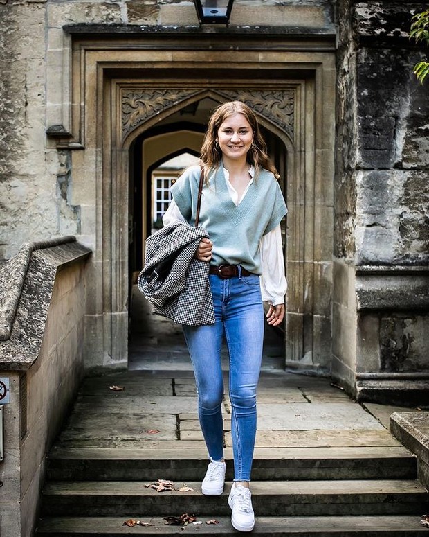 Putri Elisabeth dengan Sweater Vest yang Sedang Tren