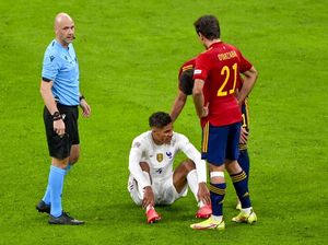 Kabar Buruk buat MU, Raphael Varane Cedera