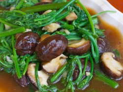 Resep Daun Pucuk Labu Saus Tiram yang Renyah Gurih