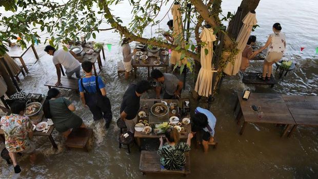 Terkena Banjir, Restoran Ini Malah Ramai Pengunjung! Kok Bisa?