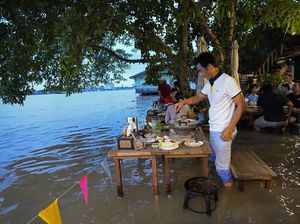 Restoran Terkena Banjir, Tapi Malah Jadi Ramai dan Ngehit, Mau Mampir?