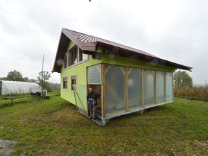 Kakek di Bosnia Bangun Rumah Bisa Berputar Demi Istri Kakek di Bosnia Bangun Rumah Bisa Berputar Demi Istri