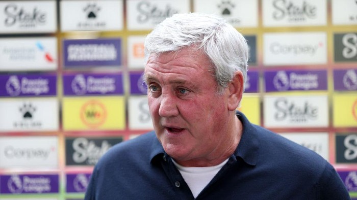 WATFORD, ENGLAND - SEPTEMBER 25: Steve Bruce, Manager of Newcastle United is interviewed by the media prior to the Premier League match between Watford and Newcastle United at Vicarage Road on September 25, 2021 in Watford, England. (Photo by Alex Morton/Getty Images)