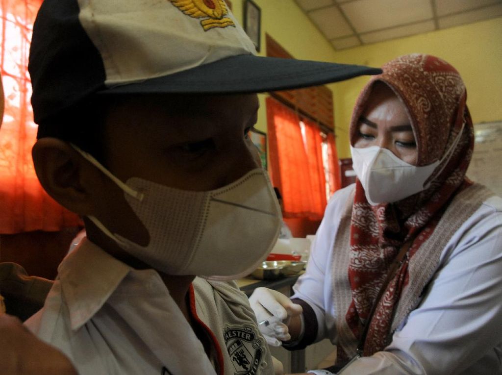 Kebut Vaksinasi Pelajar dan Razia Kartu Vaksin Kebut Vaksinasi Pelajar dan Razia Kartu Vaksin