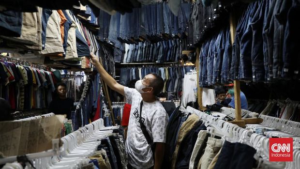 Berkurangnya pendapatan akibat pandemi membuat tren thrifting menjadi alternatif pemasukan baru bagi para pedagang pakaian bekas di Pasar Senen. (CNN Indonesia/Safir Makki)