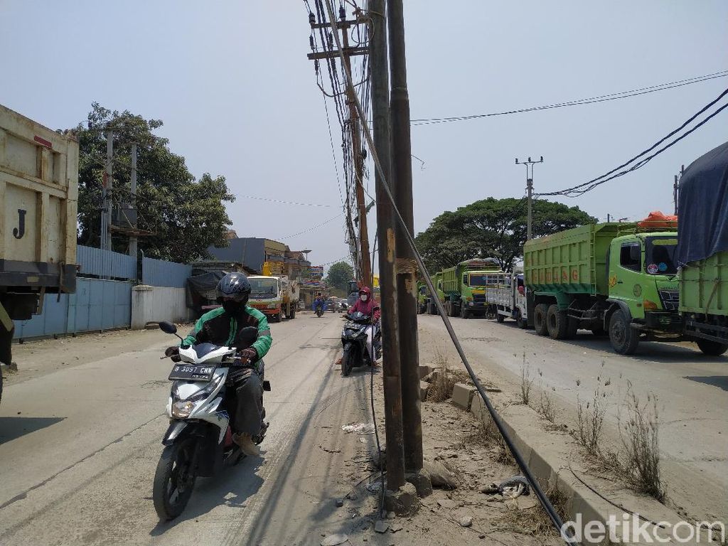 Telkom Tunggu Izin Pemkab Tangerang Pindah Tiang-tiang dari Tengah Jalan