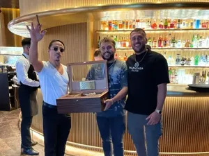 5 Kisah Pemberian Tip Fantastis, Ada yang Capai Rp 63 Juta! 5 Kisah Pemberian Tip Fantastis, Ada yang Capai Rp 63 Juta!