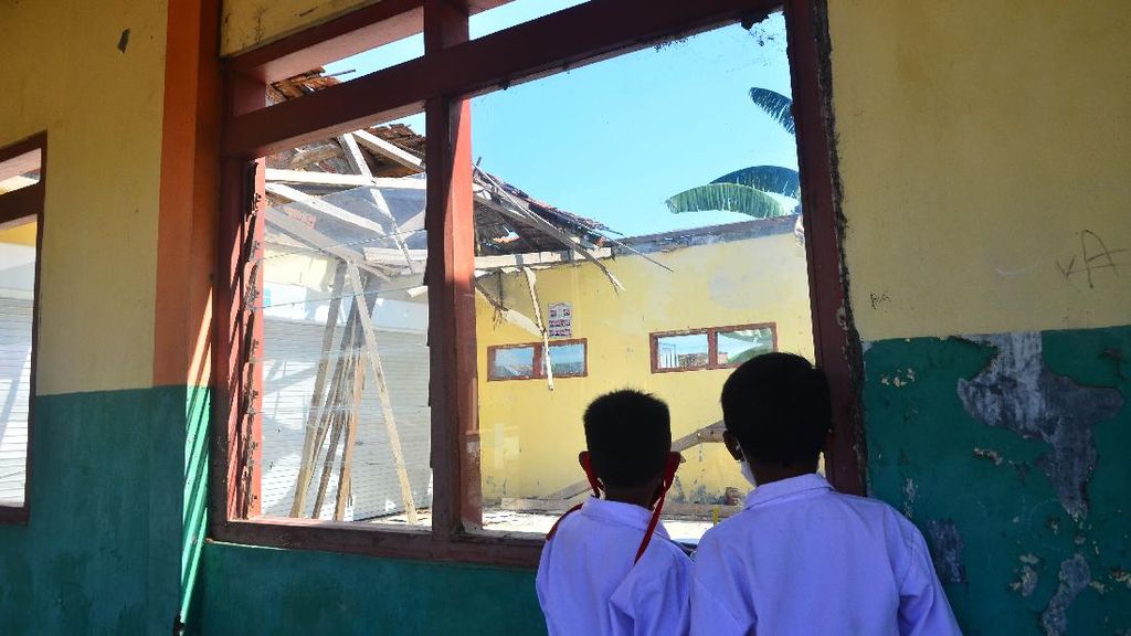 Tolong, Atap Bangunan Sekolah yang Roboh di Kudus Belum Diperbaiki