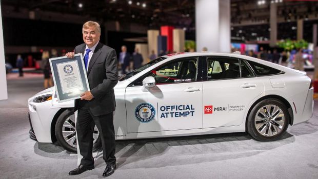 Toyota Mirai mencetak rekor dunia (Guinness World Record) setelah berhasil dikendarai sejauh 1.360 km (845 mil) menggunakan satu tangki berisi hidrogen 5,56 kg pada 23-24 Agustus 2021. Jarak tempuh ini lebih jauh dari kebanyakan mobil listrik di pasaran menggunakan satu baterai terisi penuh.