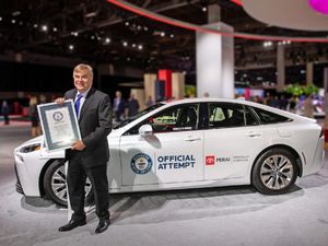 Toyota: Tak Ada Kewajiban Semua Orang Harus Pakai Mobil Listrik