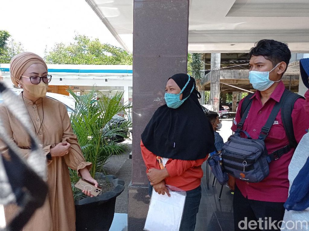Cerita Warga Cirebon Antre Berjam-jam Demi Cairkan Bantuan