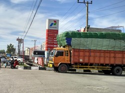 Warga Pekanbaru Ngeluh Harus Keliling-Antre Panjang di SPBU demi BBM