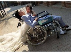 Viral Foto Pernikahan Pria Lumpuh dengan Wanita Cantik, Faktanya Mengharukan