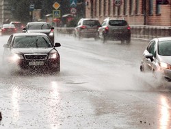 Nyetir Mobil Saat Hujan? Perhatikan Dulu Hal Ini