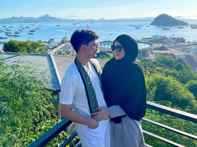 Tatapan Mesra Alvin Faiz dan Henny Rahman saat Honeymoon Labuan Bajo