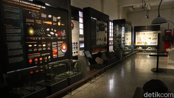 Kepala Museum Geologi Iwan Kurniawan kepada detikcom di Museum Geologi, Jalan Diponegoro, Rabu (13/10/2021) mengatakan, dari persiapan yang sudah dilakukan, Disbudpar menyatakan Museum Geologi siap dibuka. Kepala Museum Geologi Iwan Kurniawan kepada detikcom di Museum Geologi, Jalan Diponegoro, Rabu (13/10/2021) mengatakan, dari persiapan yang sudah dilakukan, Disbudpar menyatakan Museum Geologi siap dibuka.