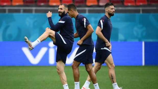 France's forward Karim Benzema (L) and France's forward Olivier Giroud (R) take part in their MD-1 training session at the National Arena in Bucharest on June 27, 2021, on the eve of their UEFA EURO 2020 round of 16 football match against Switzerland. (Photo by FRANCK FIFE / AFP)