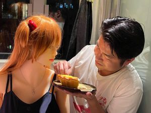 Momen Pria Hong Kong Rayakan Ultah Bareng Boneka Seks yang Hendak Dinikahinya