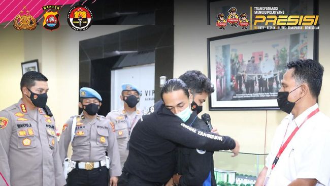 Pengakuan Polisi Banting Mahasiswa: Aksi Refleks Pengakuan Polisi Banting Mahasiswa: Aksi Refleks