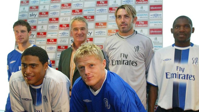 Chelsea Football Club manager Claudio Rainieri (Back 2nd L) stands with his newest players Glen Johnson ( Front L), Damien Duff (Front R), Wayne Bridge (Back L), Marco Ambrosio ( Back 2nd R), and Geremi ( Back R), 01 August 2003, at Stamford Bridge Arena in London.       AFP PHOTO /Jim WATSON (Photo by JIM WATSON / AFP)