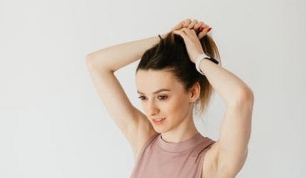 Dampak buruk mengikat rambut saat tidur. Kulit kepala menjadi sensitif/Foto: pexels.com/Karolina Grabowska