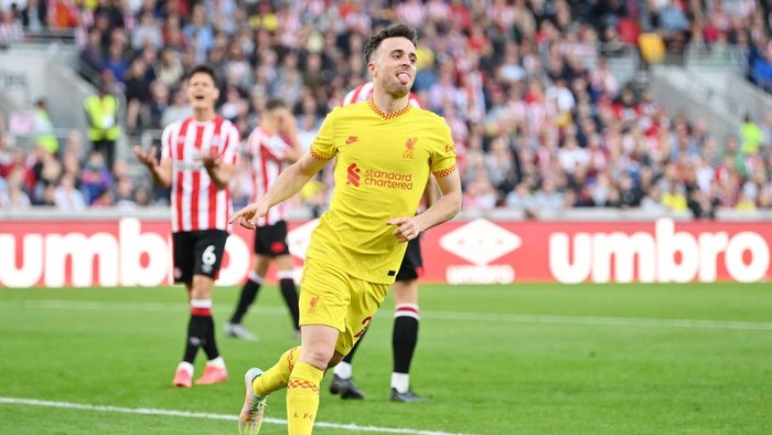BRENTFORD, ENGLAND - SEPTEMBER 25: Diogo Jota of Liverpool celebrates scoring his sides first goal during the Premier League match between Brentford and Liverpool at Brentford Community Stadium on September 25, 2021 in Brentford, England. (Photo by Justin Setterfield/Getty Images)