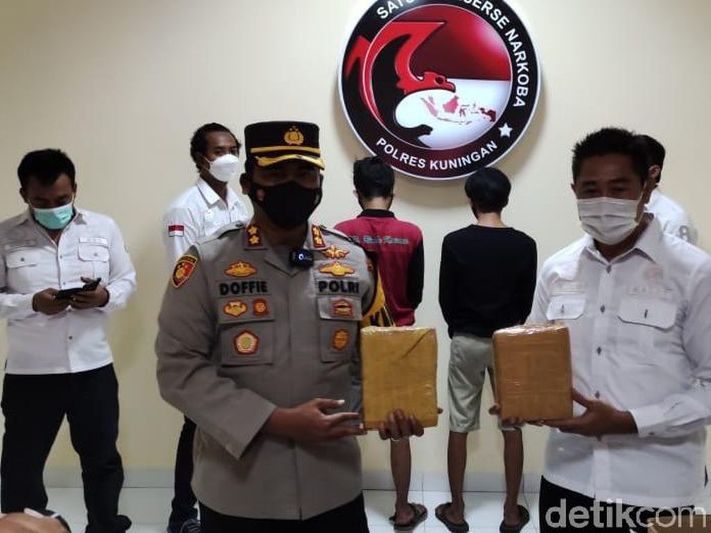 Jadi Kurir Ganja Jaringan Lapas, Dua Pria di Kuningan Ditangkap Jadi Kurir Ganja Jaringan Lapas, Dua Pria di Kuningan Ditangkap