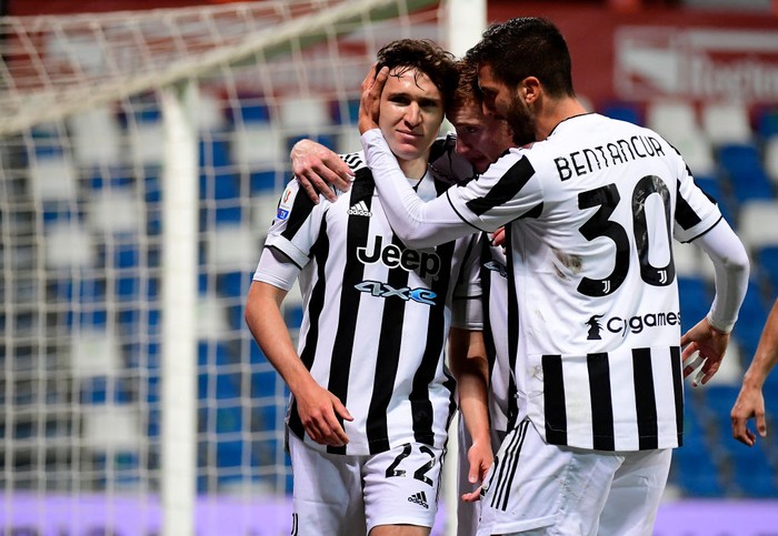 REGGIO NELLEMILIA, ITALY - MAY 19: Federico Chiesa of Juventus celebrates with his team mates after scoring his sides second goal during the TIMVISION Cup Final between Atalanta BC and Juventus on May 19, 2021 in Reggio nellEmilia, Italy. A limited number of fans will be allowed into the stadium as Coronavirus restrictions begin to ease in the UK. (Photo by Marco Rosi/Getty Images for Lega Serie A)