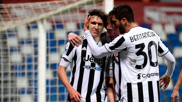 REGGIO NELLEMILIA, ITALY - MAY 19: Federico Chiesa of Juventus celebrates with his team mates after scoring his sides second goal during the TIMVISION Cup Final between Atalanta BC and Juventus on May 19, 2021 in Reggio nellEmilia, Italy. A limited number of fans will be allowed into the stadium as Coronavirus restrictions begin to ease in the UK. (Photo by Marco Rosi/Getty Images for Lega Serie A)