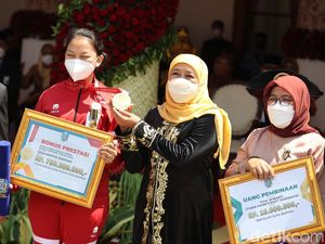 Khalimatus Sadiyah Dapat Bonus Rp 750 Juta di HUT Jatim Khalimatus Sadiyah Dapat Bonus Rp 750 Juta di HUT Jatim