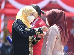 Khofifah Pakai Baju Khas Majapahit di HUT Jatim, Ini Filosofinya