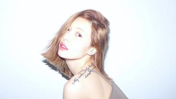 So Pretty! HyunA Tampil Beda dengan Rambut Pendek