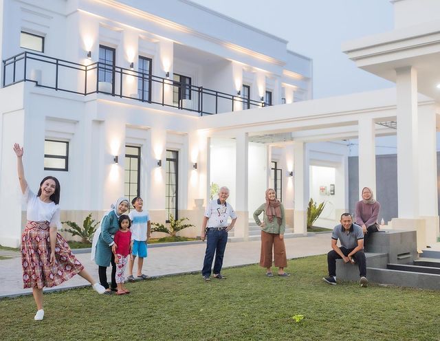 Rossa membuat rumah mewah baru untuk kedua orangtuanya ditaksir seharga Rp20 miliar. Yuk intip sudut rumah baru Rossa!