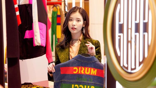 6 Gaya Mewah IU Pakai Koleksi Gucci, Curi Atensi Netizen dengan Rambut Baru
