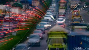 Jakarta PPKM Level 3, Tol JORR Padat di Jam Pulang Kerja