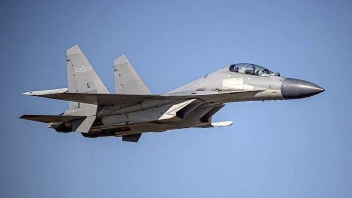 Jet tempur J-16 milik China dalam foto yang dirilis Kementerian Pertahanan Taiwan FILE - In this undated file photo released by the Taiwan Ministry of Defense, a Chinese PLA J-16 fighter jet flies in an undisclosed location. China says a recent increase in military exercises and warplane missions near Taiwan are necessary to defend national sovereignty and territorial integrity. (Taiwan Ministry of Defense via AP, File)
