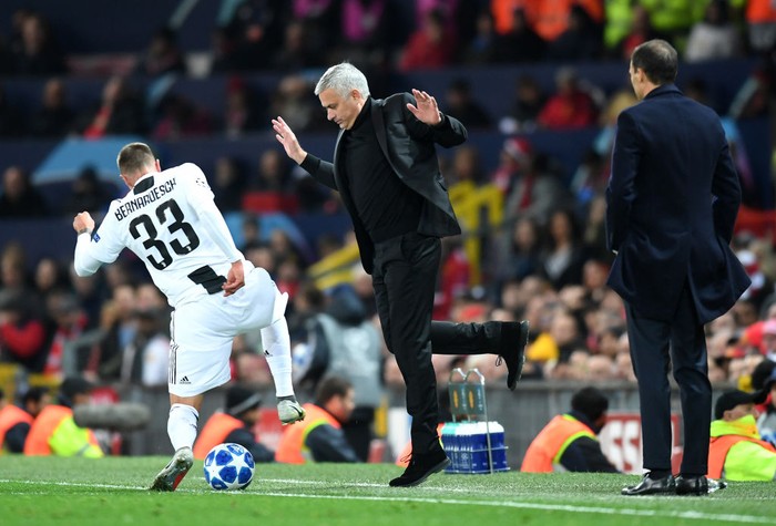 MANCHESTER, ENGLAND - OCTOBER 23:  Jose Mourinho, Manager of Manchester United moves back as Federico Bernardeschi of Juventus runs with the ball towards him during the Group H match of the UEFA Champions League between Manchester United and Juventus at Old Trafford on October 23, 2018 in Manchester, United Kingdom.  (Photo by Michael Regan/Getty Images)