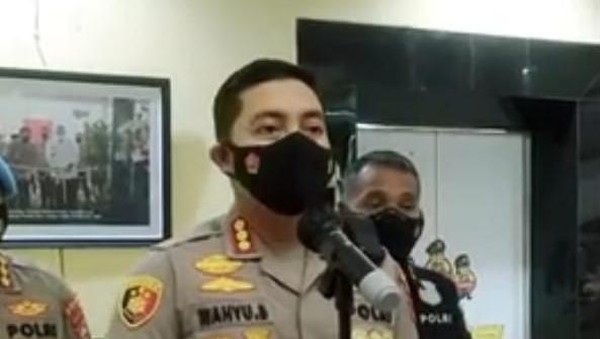 Kapolresta Tangerang Kombes Wahyu S Bintoro menjelaskan kronologi oknum polisi banting pendemo di Tangerang Kapolresta Tangerang Kombes Wahyu S Bintoro menjelaskan kronologi oknum polisi banting pendemo di Tangerang