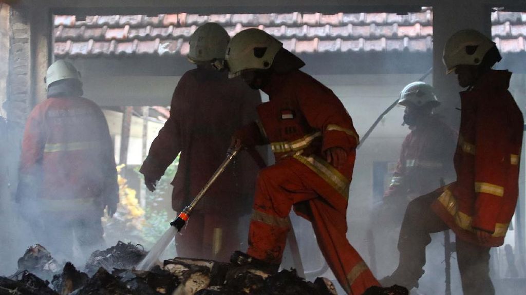Komplek Kantor Kementerian PUPR di Surabaya Terbakar Komplek Kantor Kementerian PUPR di Surabaya Terbakar
