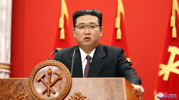 North Korea's leader Kim Jong Un speaks at the Defence Development Exhibition, in Pyongyang, North Korea, in this undated photo released on October 12, 2021 by North Korea's Korean Central News Agency (KCNA).   KCNA via REUTERS    ATTENTION EDITORS - THIS IMAGE WAS PROVIDED BY A THIRD PARTY. REUTERS IS UNABLE TO INDEPENDENTLY VERIFY THIS IMAGE. NO THIRD PARTY SALES. SOUTH KOREA OUT. NO COMMERCIAL OR EDITORIAL SALES IN SOUTH KOREA.