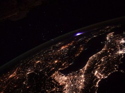 Astronaut Potret Kilatan Petir Langka dari Luar Angkasa