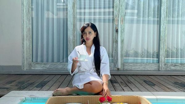 Mami Sisca Tante Pemersatu Bangsa Hobi Makan Nyantai di Kolam Renang