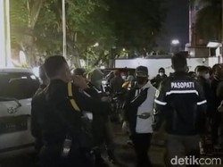 Pembubaran Kerumunan Registrasi Bantuan Subsidi Upah di Surabaya