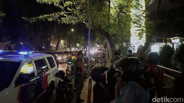 Membludak! Antrean BSU di Surabaya Dibubarkan