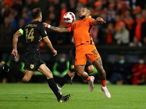 Ironi Pemain Barcelona: Gahar di Timnas, Memble di Klub