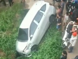 Detik-detik Mobil Tabrak Lari 2 Motor Lalu Terperosok ke Parit di Depok