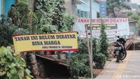 Nah Loh! Spanduk Tanah Belum Dibayar Mejeng di JPO Tapal Kuda