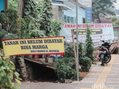 Nah Loh! Spanduk Tanah Belum Dibayar Mejeng di JPO Tapal Kuda