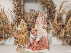 10 Gaya Oki Setiana Dewi, Shindy & Ria Ricis, Kakak Adik Pesonanya Bikin Adem